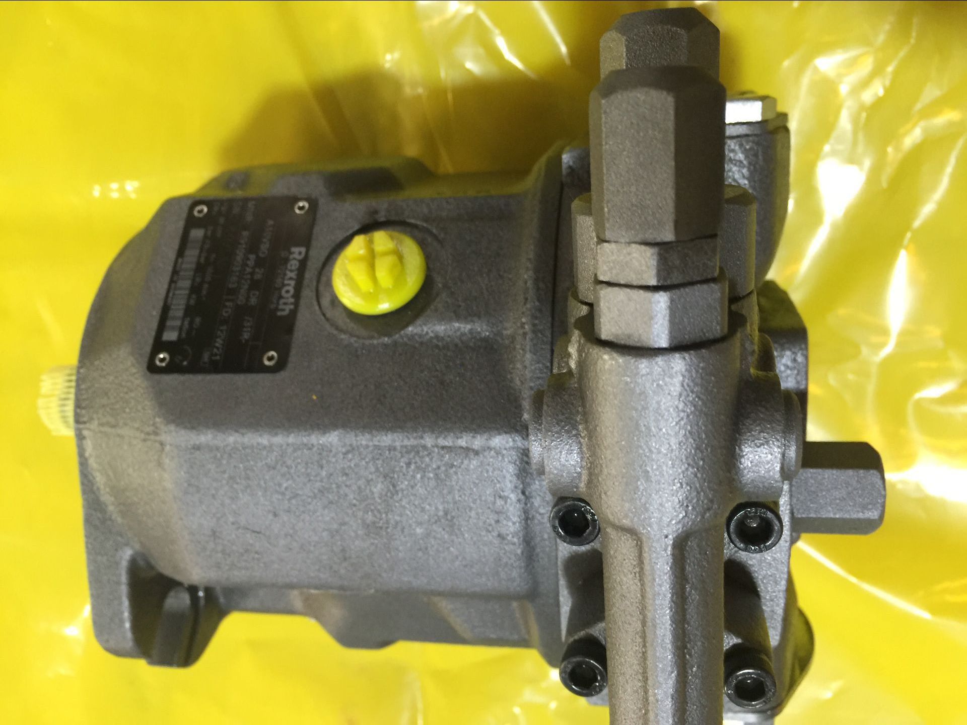 挖掘機(jī)力士樂(lè)液壓先導(dǎo)泵有響聲的故障分析